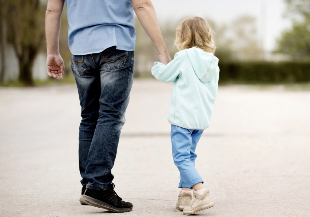 Ανάθεση αποκλειστικής επιμέλειας ανήλικου τέκνου στον πατέρα. Ρύθμιση της επικοινωνίας της με την μητέρα της.